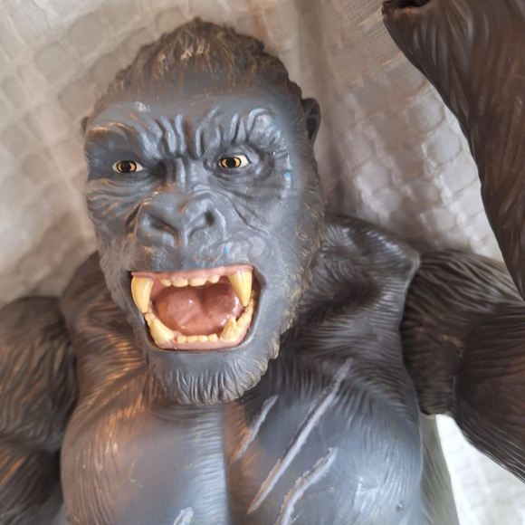 2pc Bundle 18in King Kong 11in Incredible hulk toy Figurine Boy Mancave - Picture 3 of 7